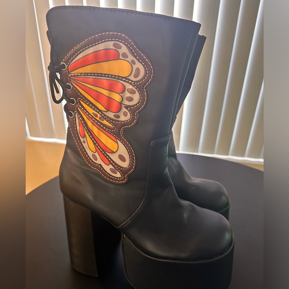 Butterfly platform boots